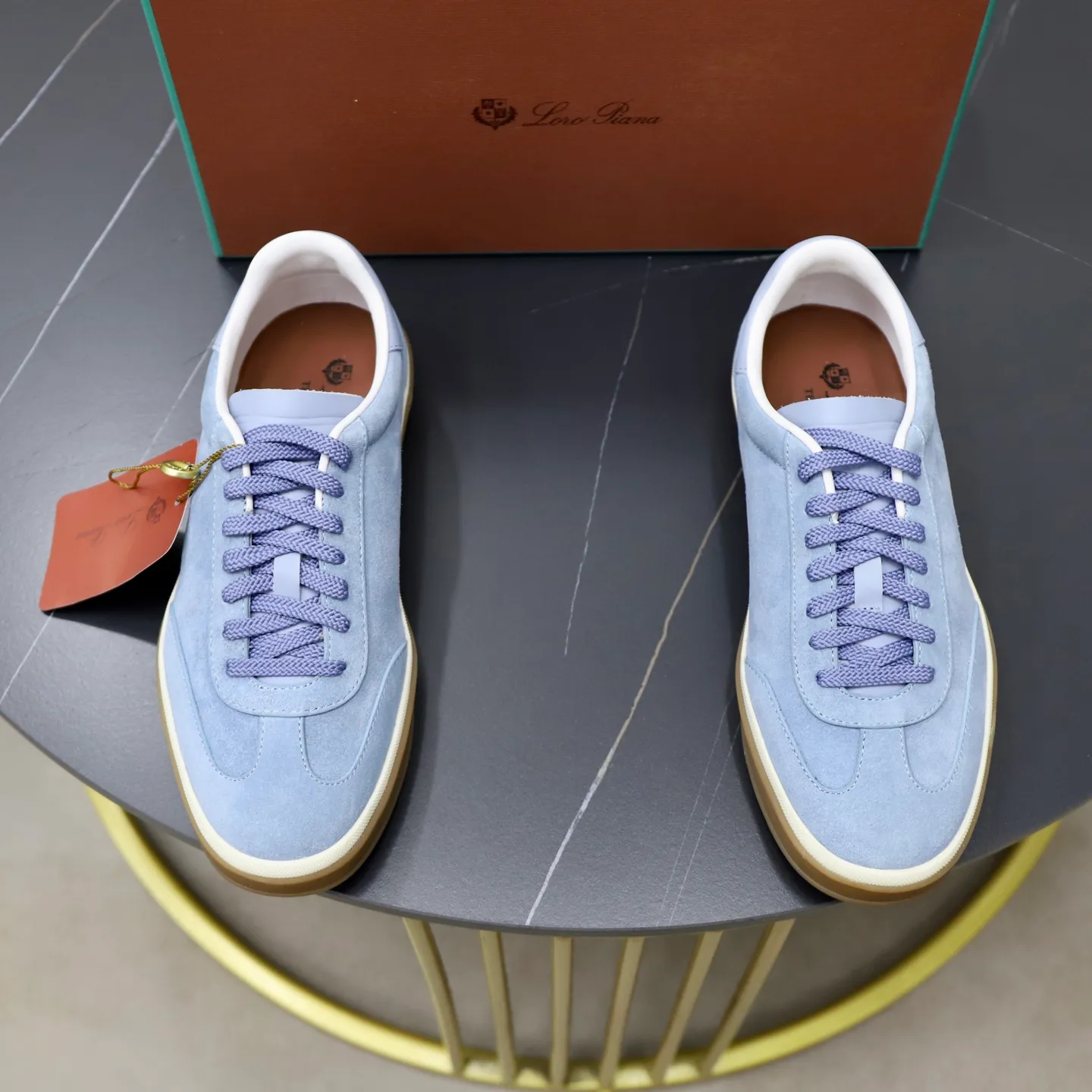 Ex-factory price: 560💰Loro Riana men’s moral training sneakers! Made from high-quality materials and designed in a low-cut silhouette, it offers an elegant and stylish look that's suitable for year-round wear. The unique double-layer sole aesthetic design, caramel cup-shaped outsole is decorated with off-white rubber trim, creating an attractive color combination. Pair with tailored pieces or jeans for a sophisticated yet casual look. The heel is decorated with soft cow leather tongue with Kummel color inserts and cotton laces with embossed LP logo. Upper: cow split suede. Lining: original thickened soft sheepskin. Size: 38-39-40-41-42-43-44 (customized in 45.46)